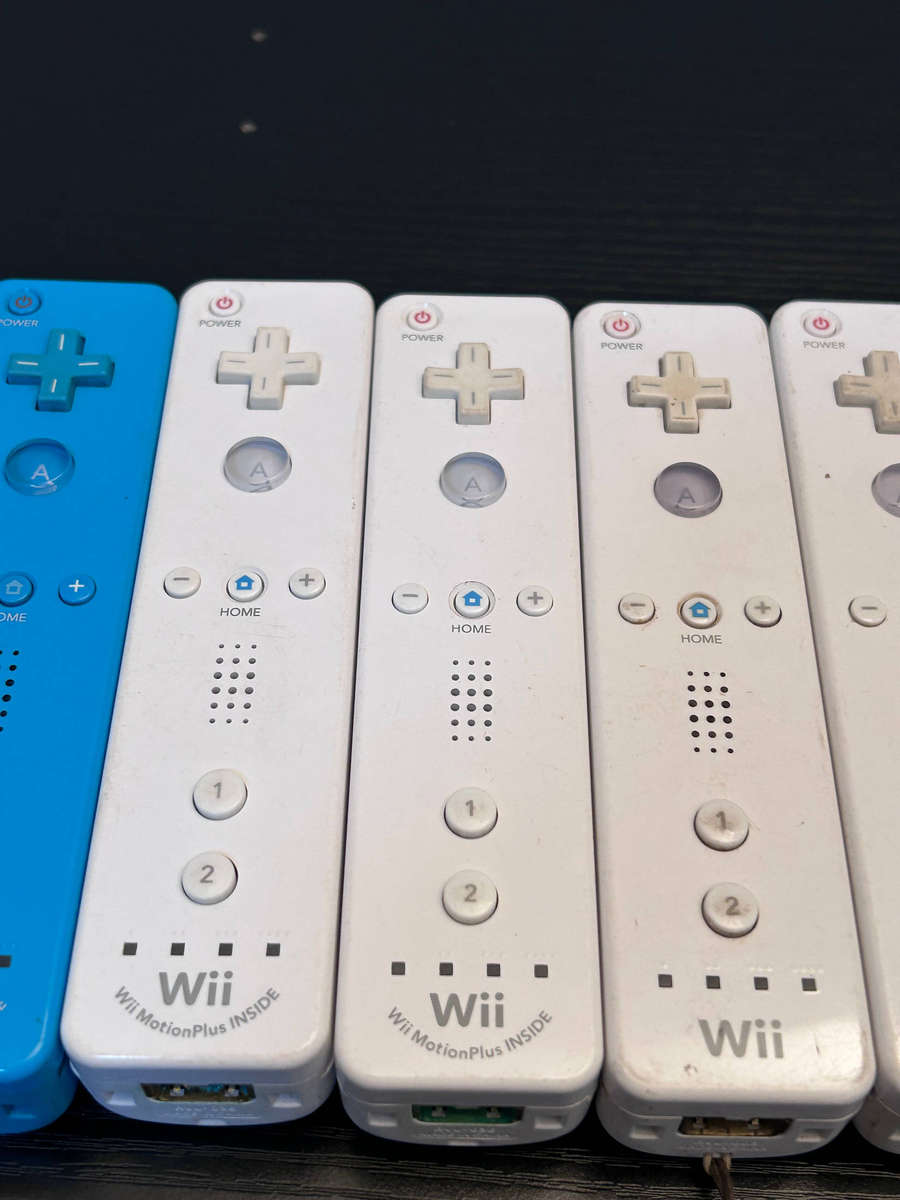 8x Nintendo Wii Remotes  Untested / No Power / Spares & Repairs