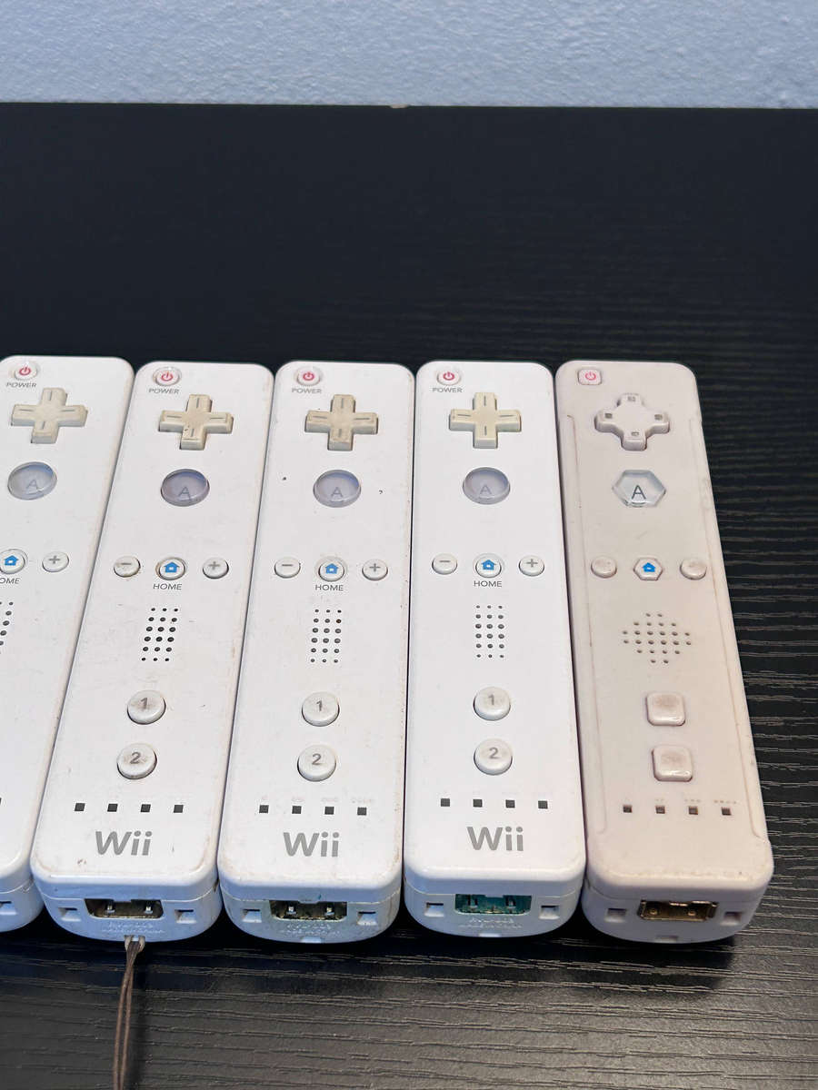 8x Nintendo Wii Remotes  Untested / No Power / Spares & Repairs