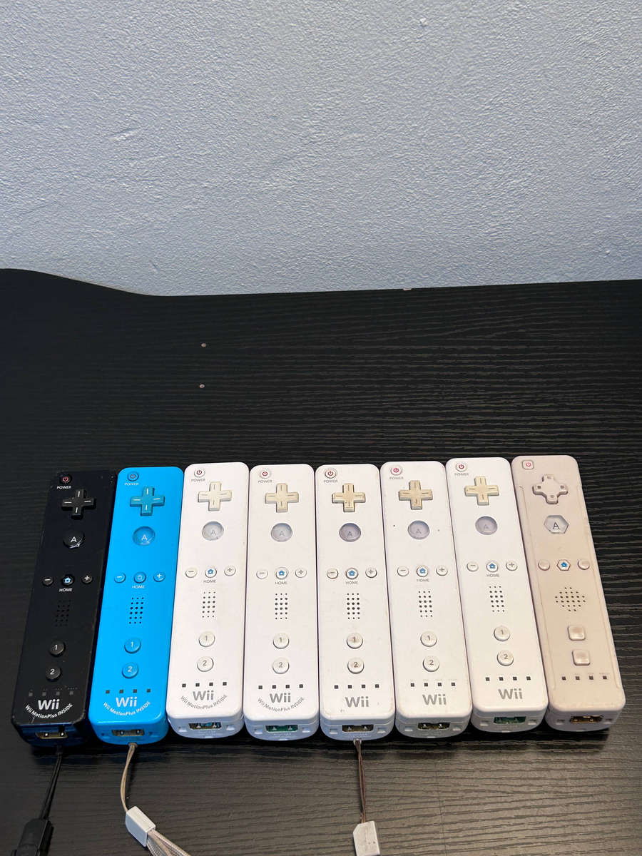 8x Nintendo Wii Remotes  Untested / No Power / Spares & Repairs