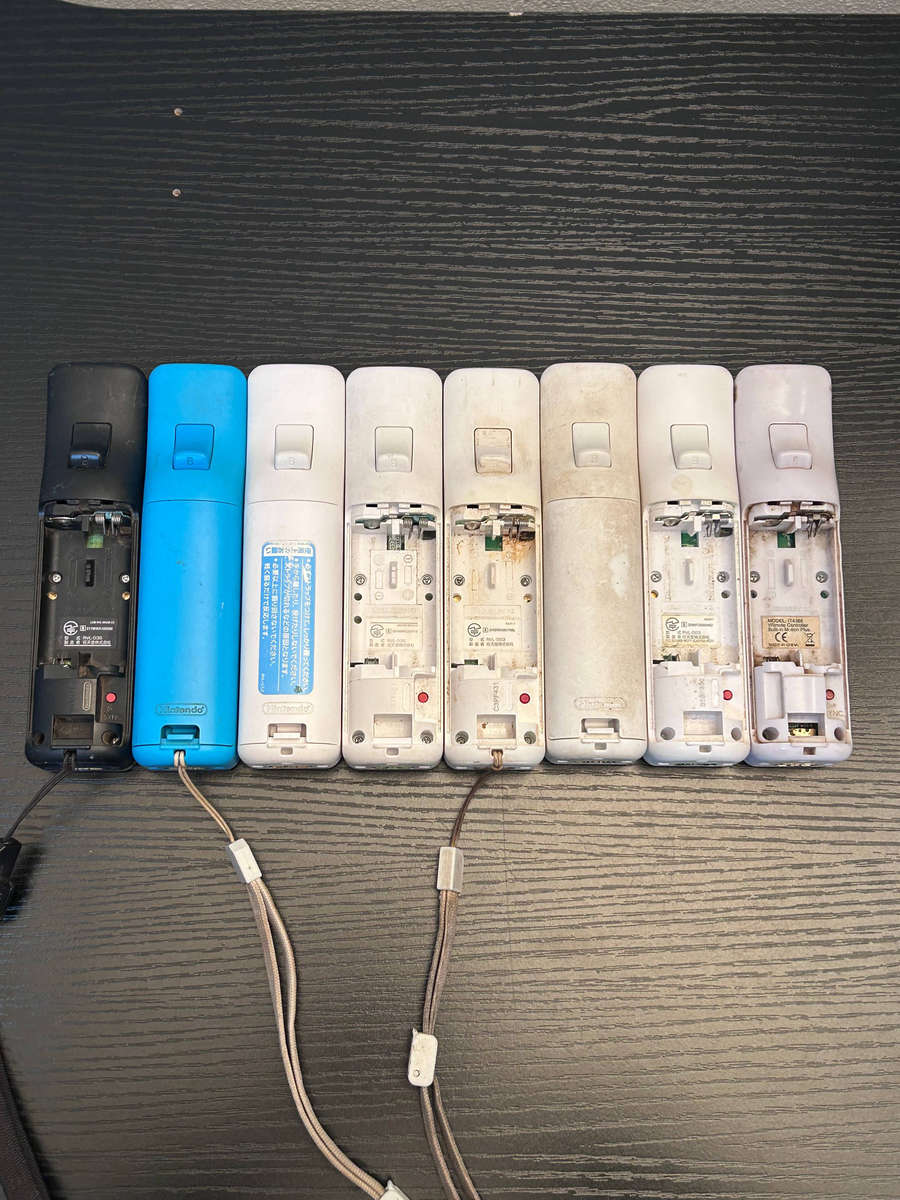8x Nintendo Wii Remotes  Untested / No Power / Spares & Repairs