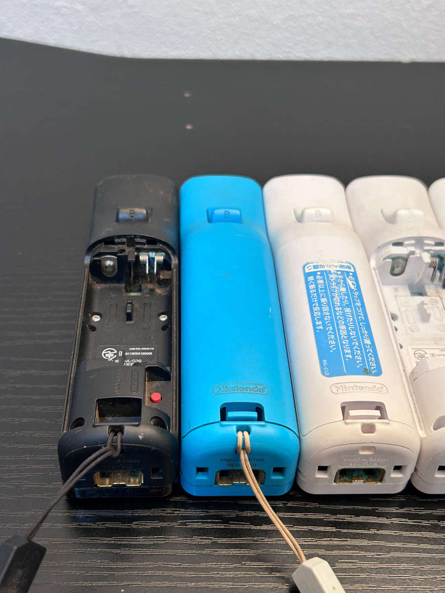 8x Nintendo Wii Remotes  Untested / No Power / Spares & Repairs