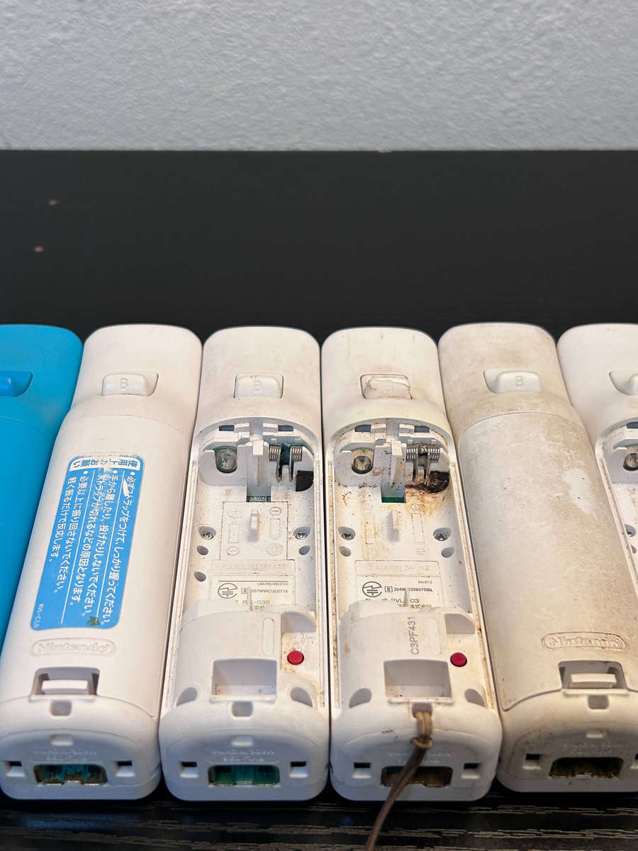 8x Nintendo Wii Remotes  Untested / No Power / Spares & Repairs