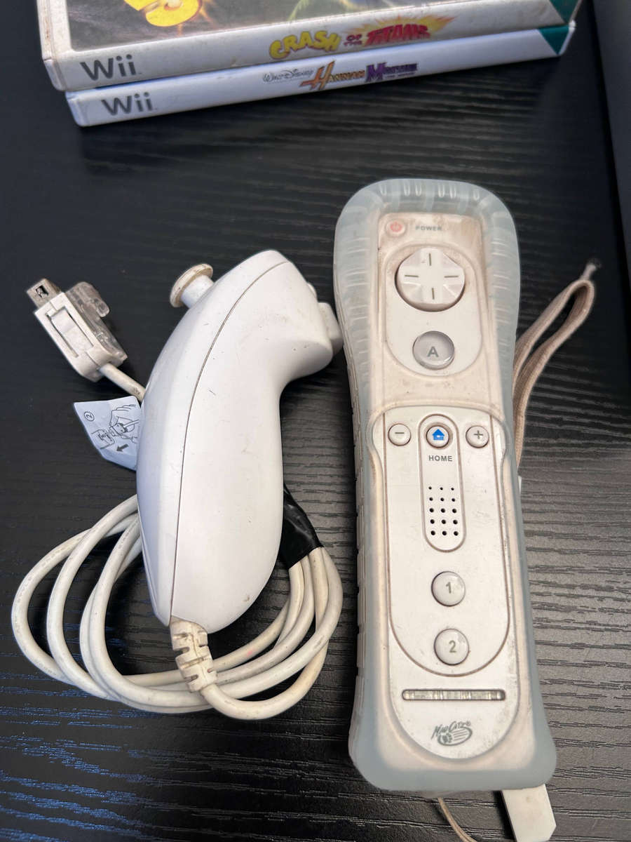 Nintendo Wii White Console Bundle +  Remote + Nunchuk + Cables & 2 Games