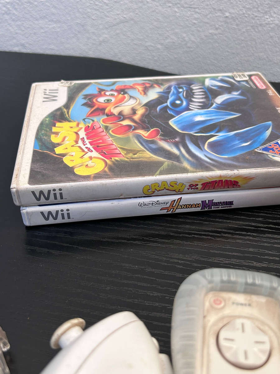 Nintendo Wii White Console Bundle +  Remote + Nunchuk + Cables & 2 Games