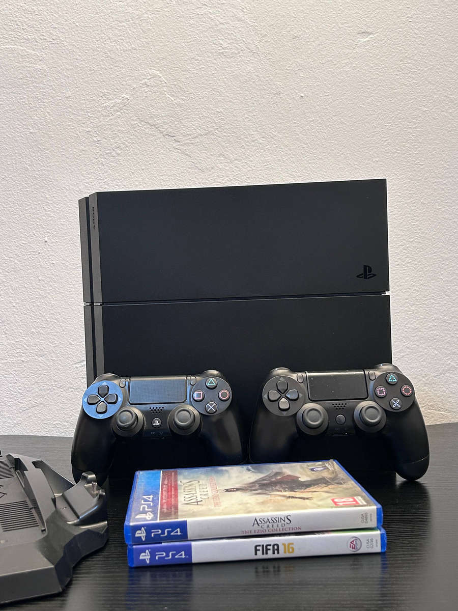 PlayStation 4 (PS4) 1TB Jet Black Console Bundle | 2x Controllers + Charging Dock + 2 Games
