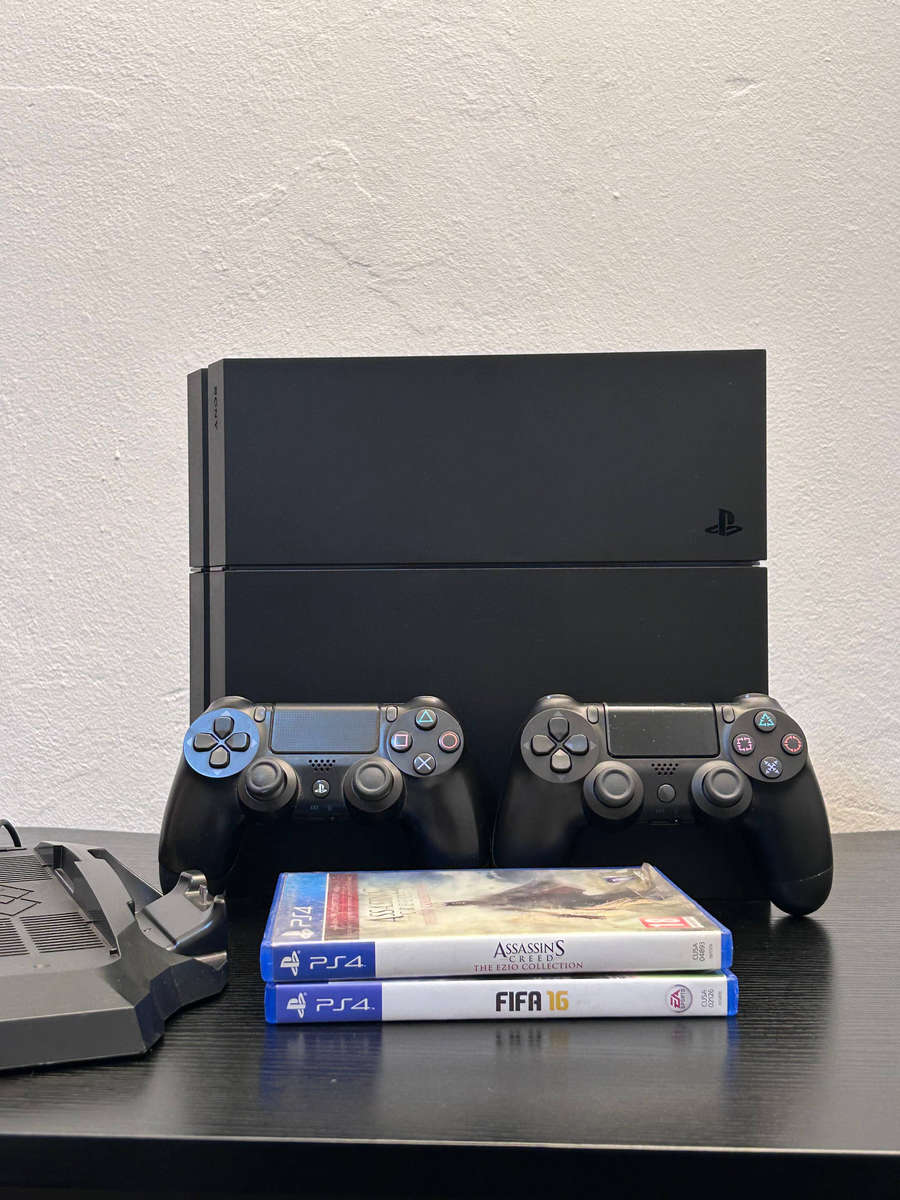 PlayStation 4 (PS4) 1TB Jet Black Console Bundle | 2x Controllers + Charging Dock + 2 Games
