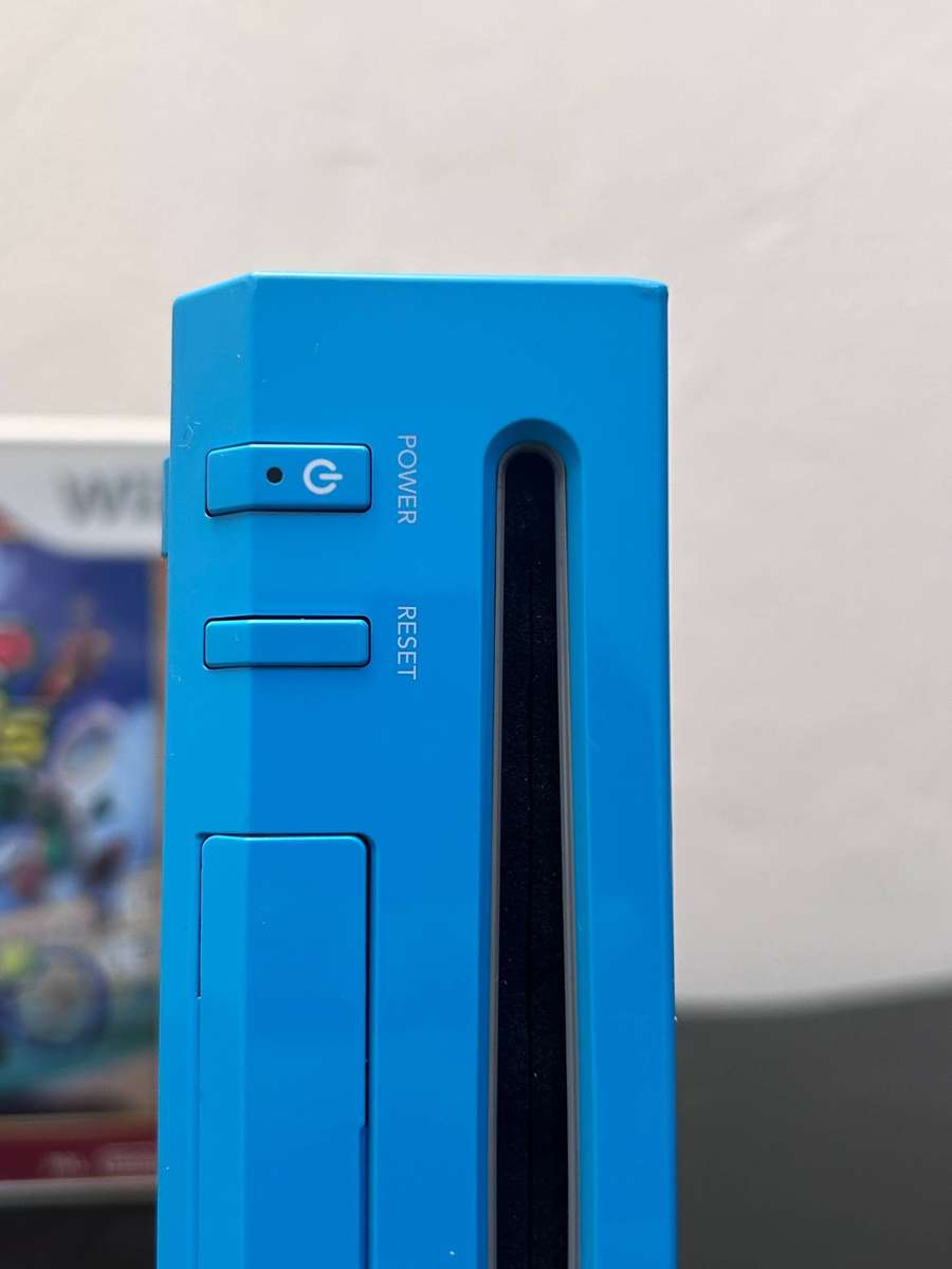 Nintendo Wii Limited Edition Console (Cyan / Blue) - Matching Remote, Nunchuk & 2x Games