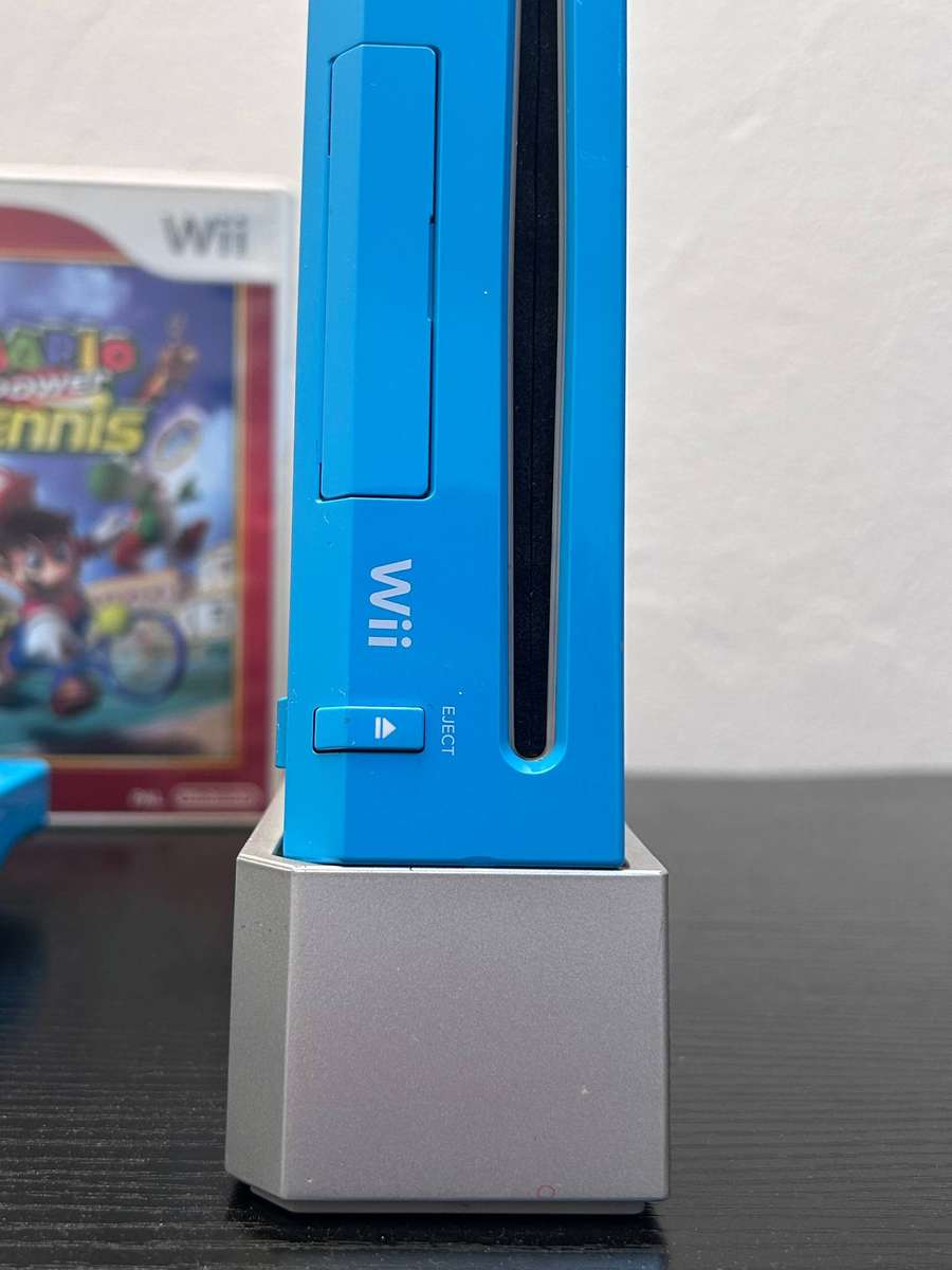 Nintendo Wii Limited Edition Console (Cyan / Blue) - Matching Remote, Nunchuk & 2x Games