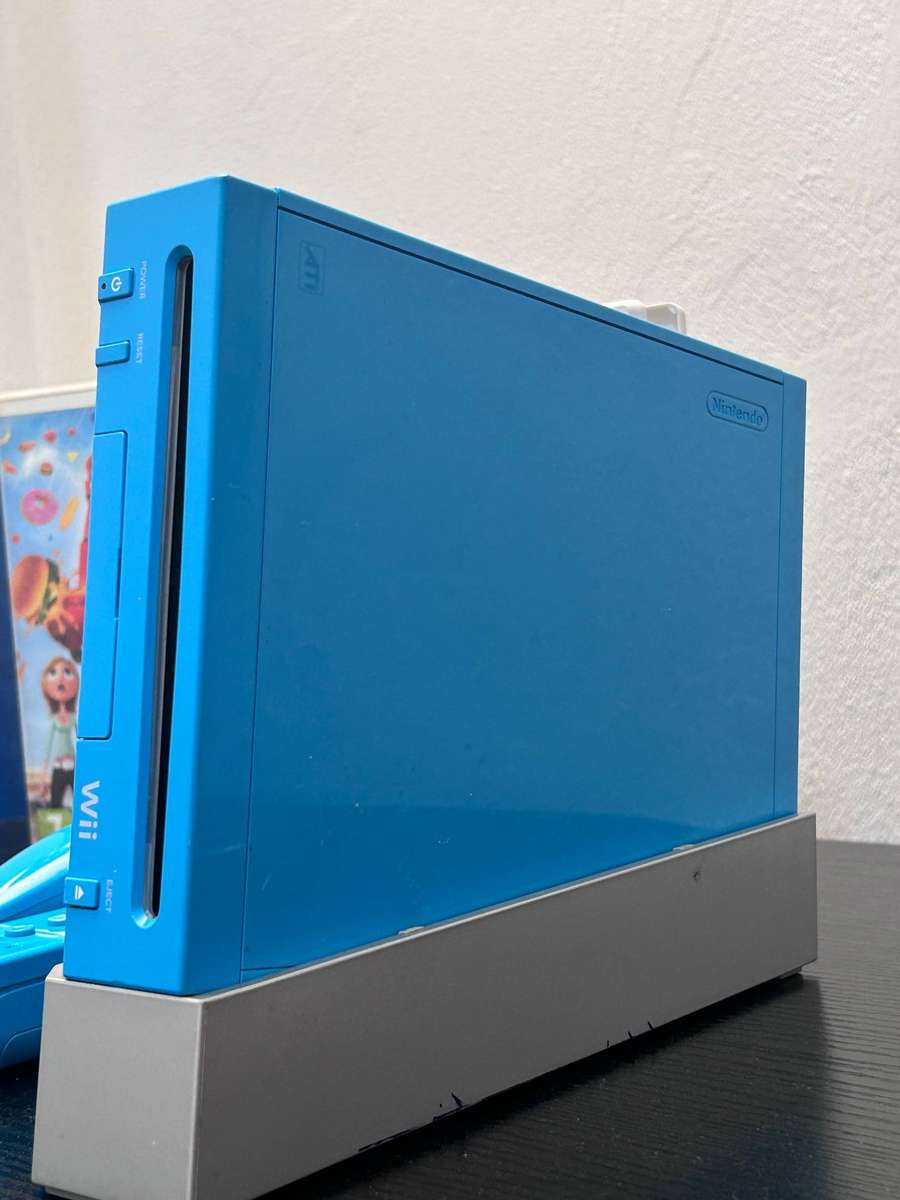 Nintendo Wii Limited Edition Console (Cyan / Blue) - Matching Remote, Nunchuk & 2x Games