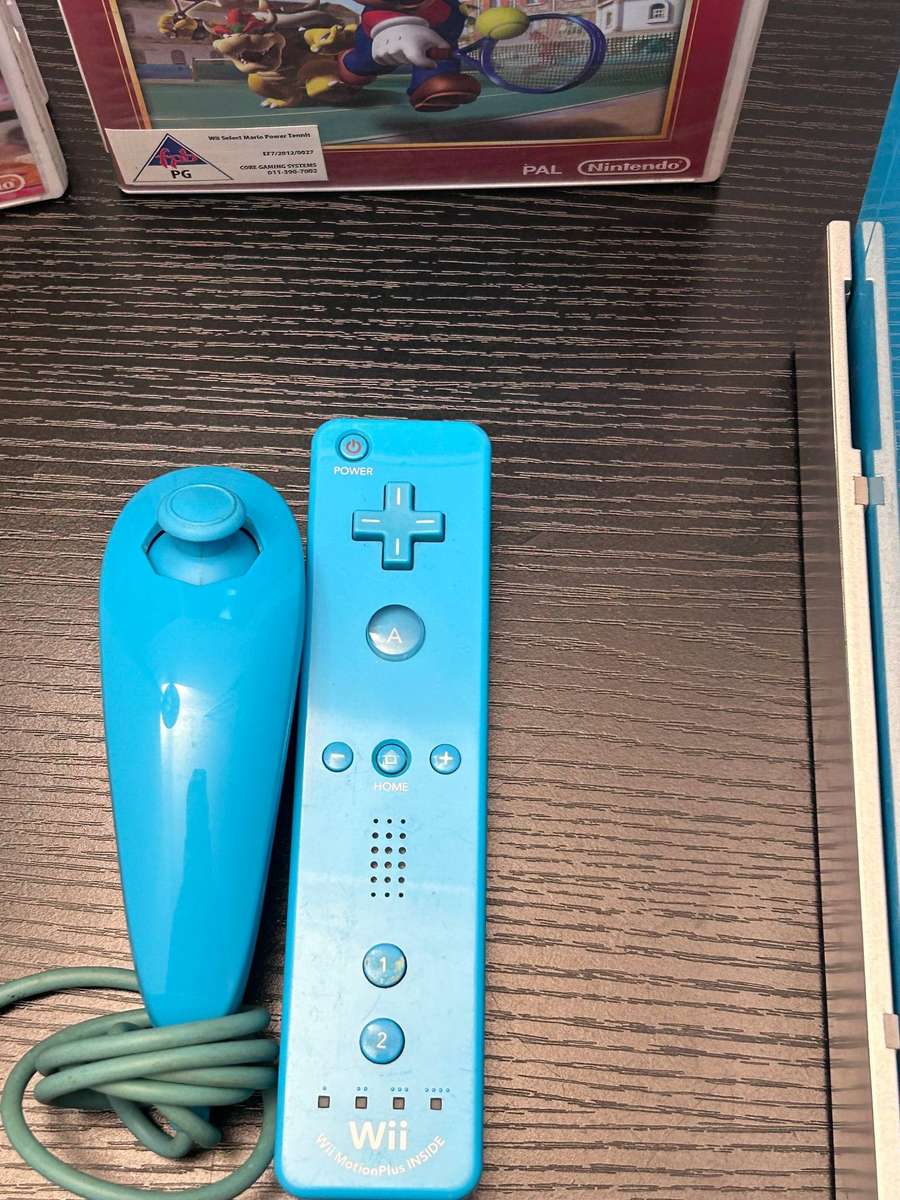 Nintendo Wii Limited Edition Console (Cyan / Blue) - Matching Remote, Nunchuk & 2x Games