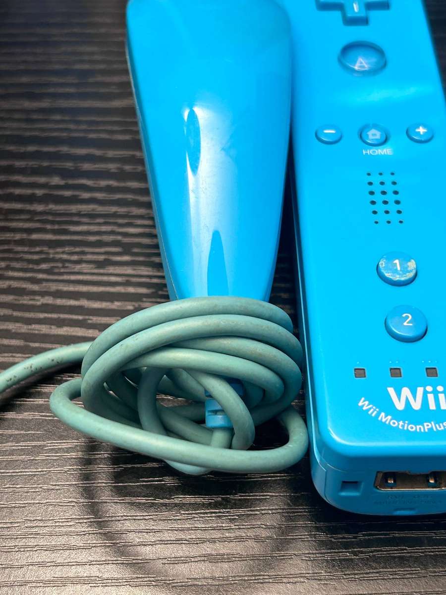 Nintendo Wii Limited Edition Console (Cyan / Blue) - Matching Remote, Nunchuk & 2x Games