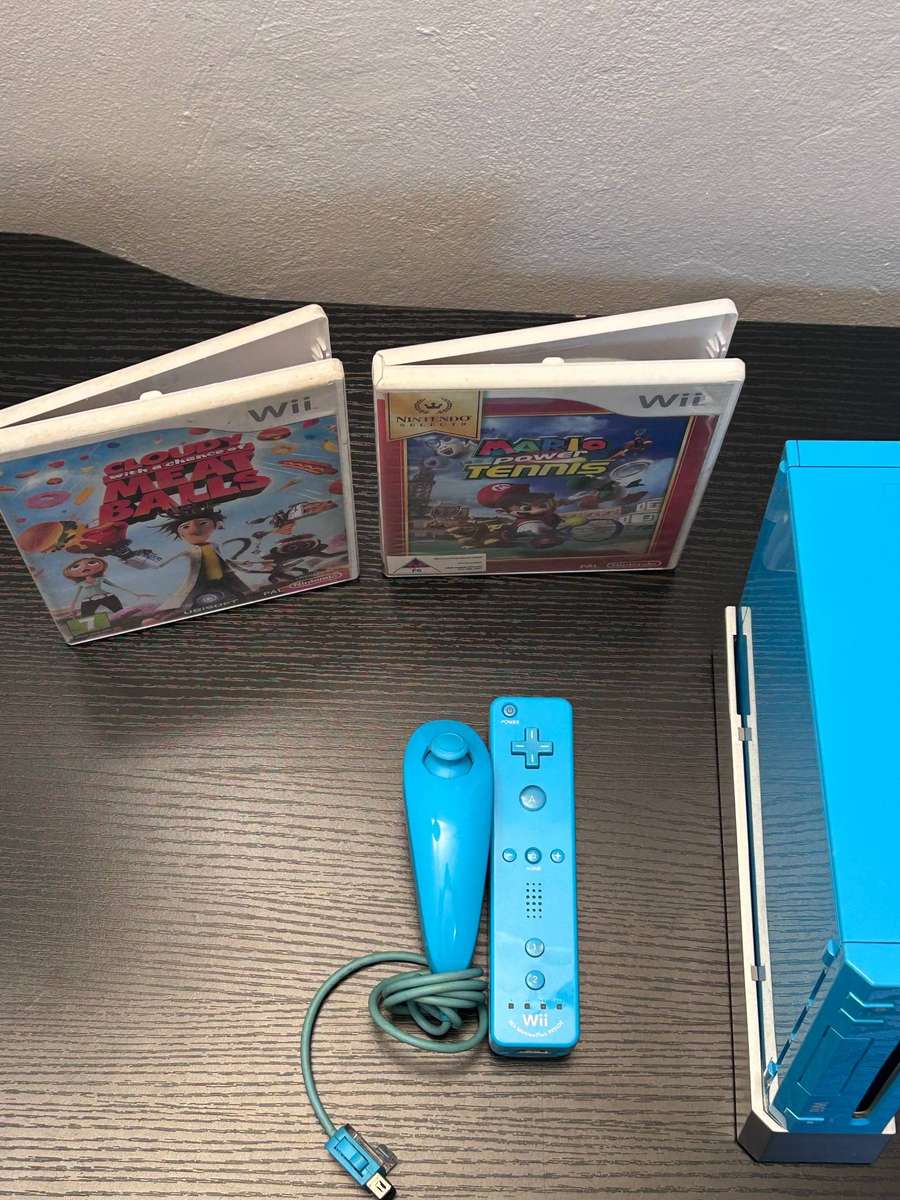 Nintendo Wii Limited Edition Console (Cyan / Blue) - Matching Remote, Nunchuk & 2x Games