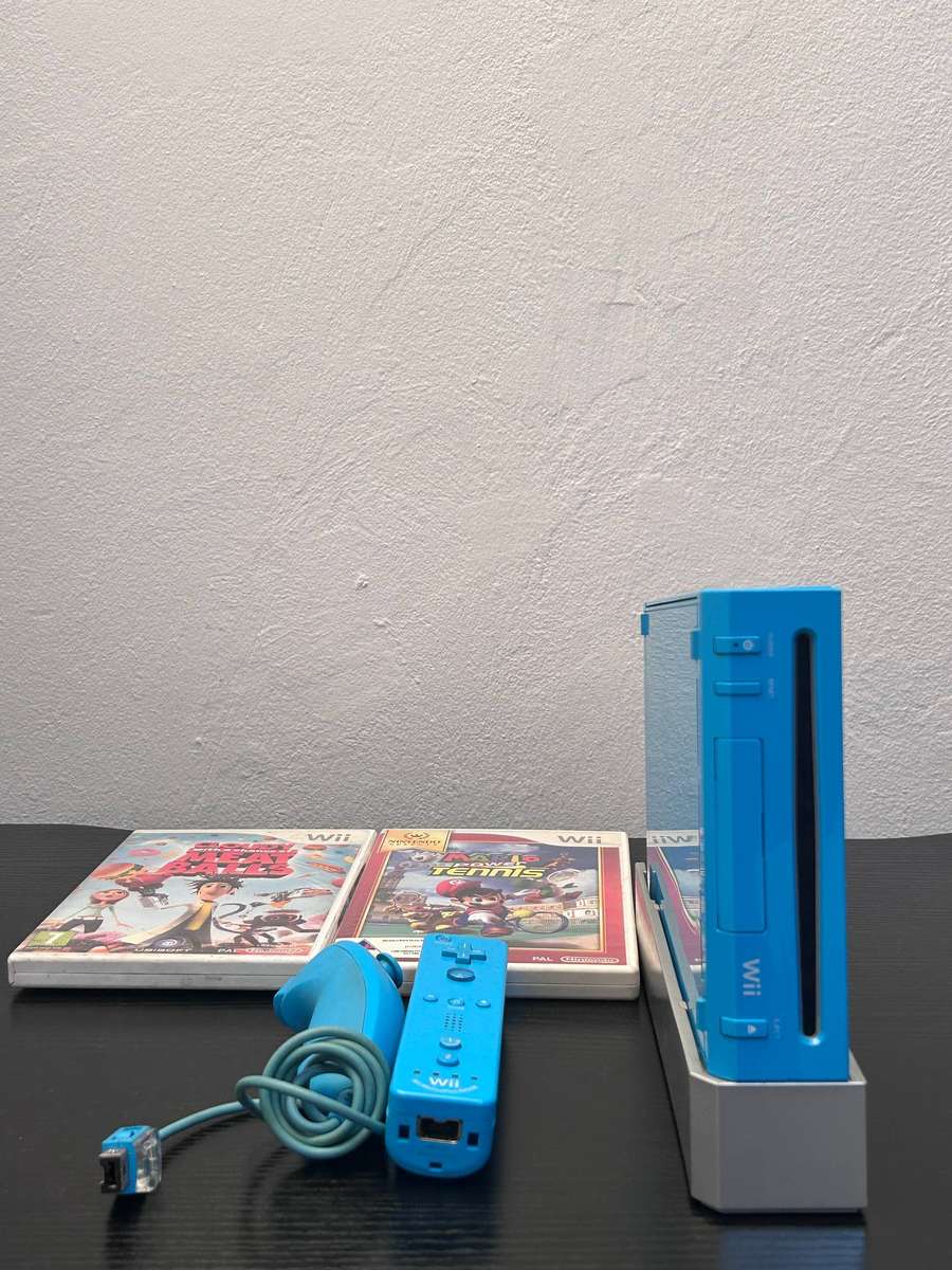Nintendo Wii Limited Edition Console (Cyan / Blue) - Matching Remote, Nunchuk & 2x Games