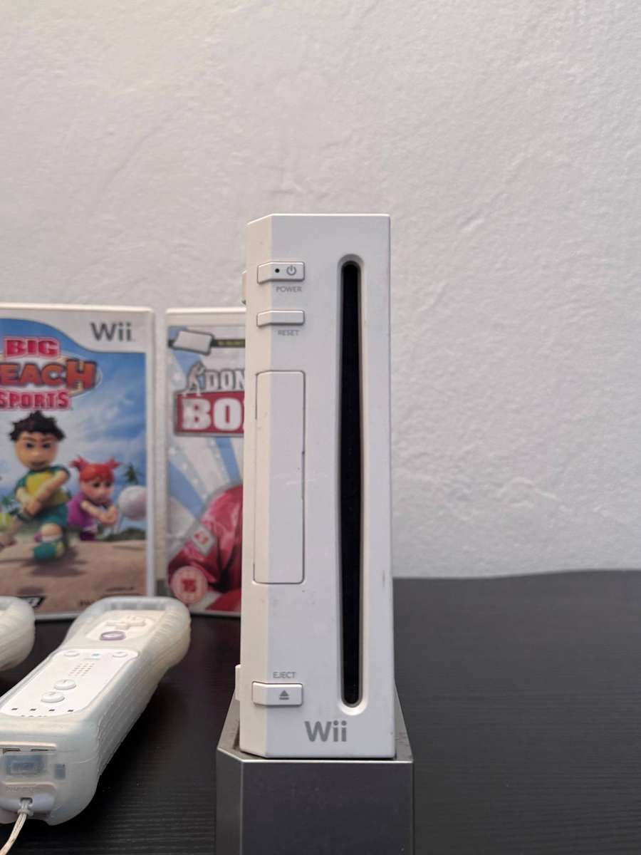 Nintendo Wii Console Bundle (White) - 2x Remotes, 2x Nunchuks & 3x Games