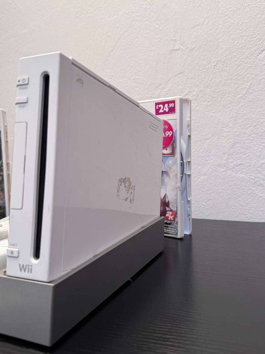 Nintendo Wii Console Bundle (White) - 2x Remotes, 2x Nunchuks & 3x Games