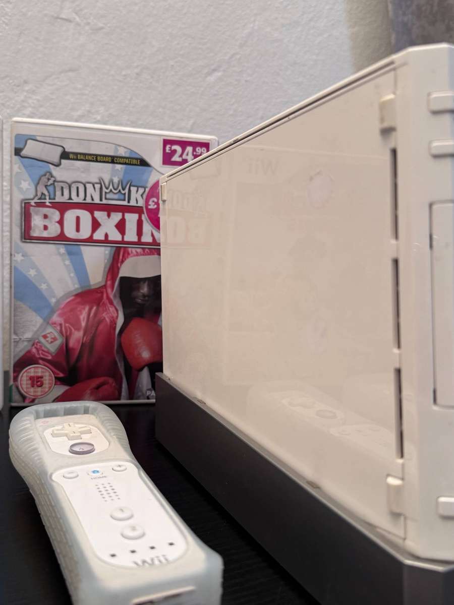 Nintendo Wii Console Bundle (White) - 2x Remotes, 2x Nunchuks & 3x Games