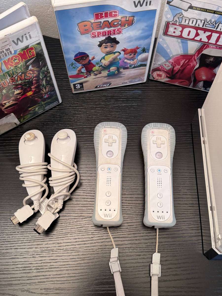 Nintendo Wii Console Bundle (White) - 2x Remotes, 2x Nunchuks & 3x Games
