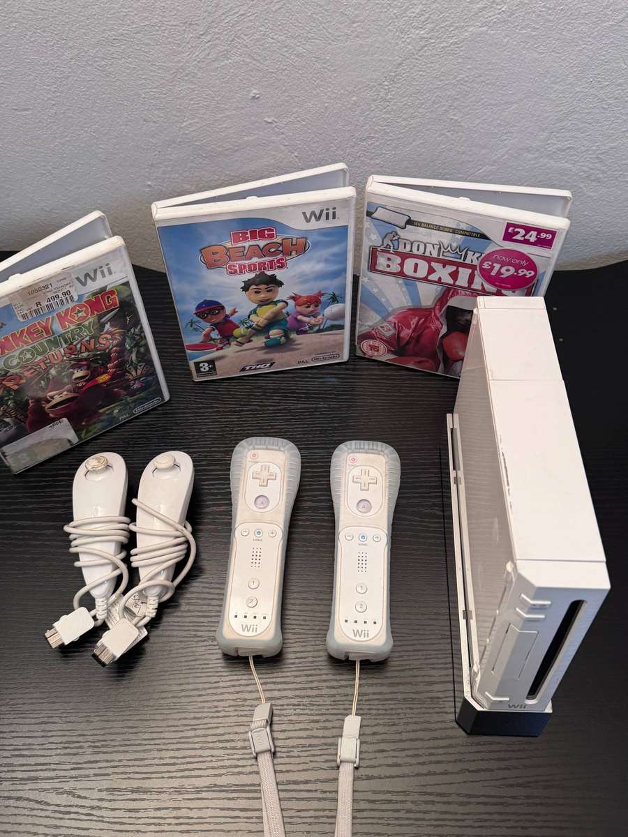 Nintendo Wii Console Bundle (White) - 2x Remotes, 2x Nunchuks & 3x Games