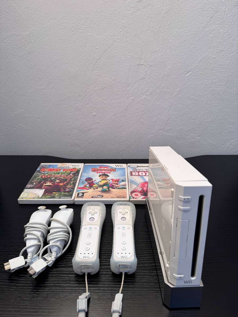 Nintendo Wii Console Bundle (White) - 2x Remotes, 2x Nunchuks & 3x Games