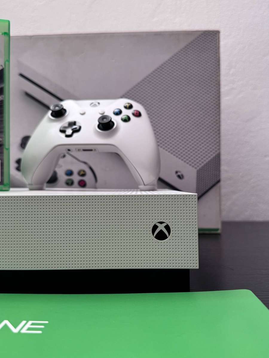 Xbox One S 500GB Console Boxed Bundle with Controller & Forza Motorsport 7