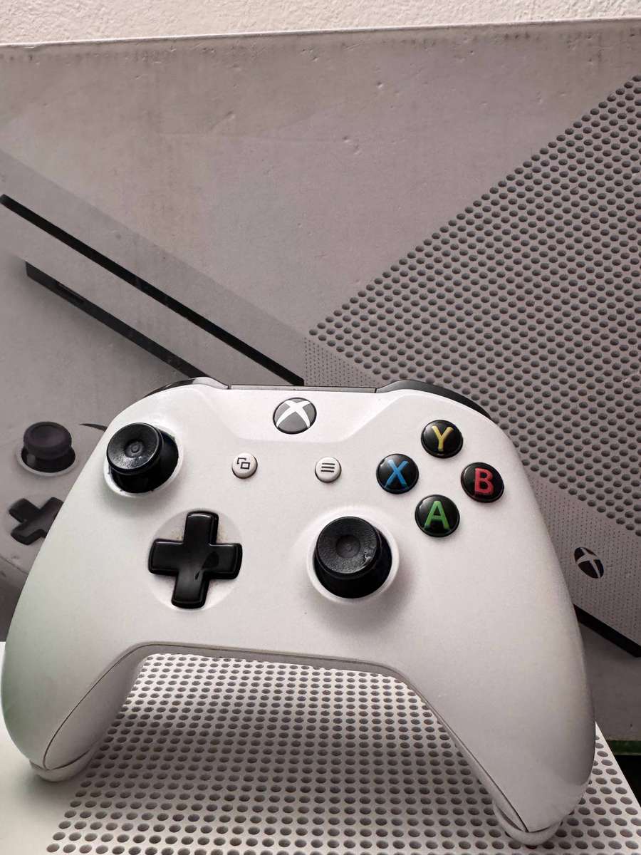 Xbox One S 500GB Console Boxed Bundle with Controller & Forza Motorsport 7