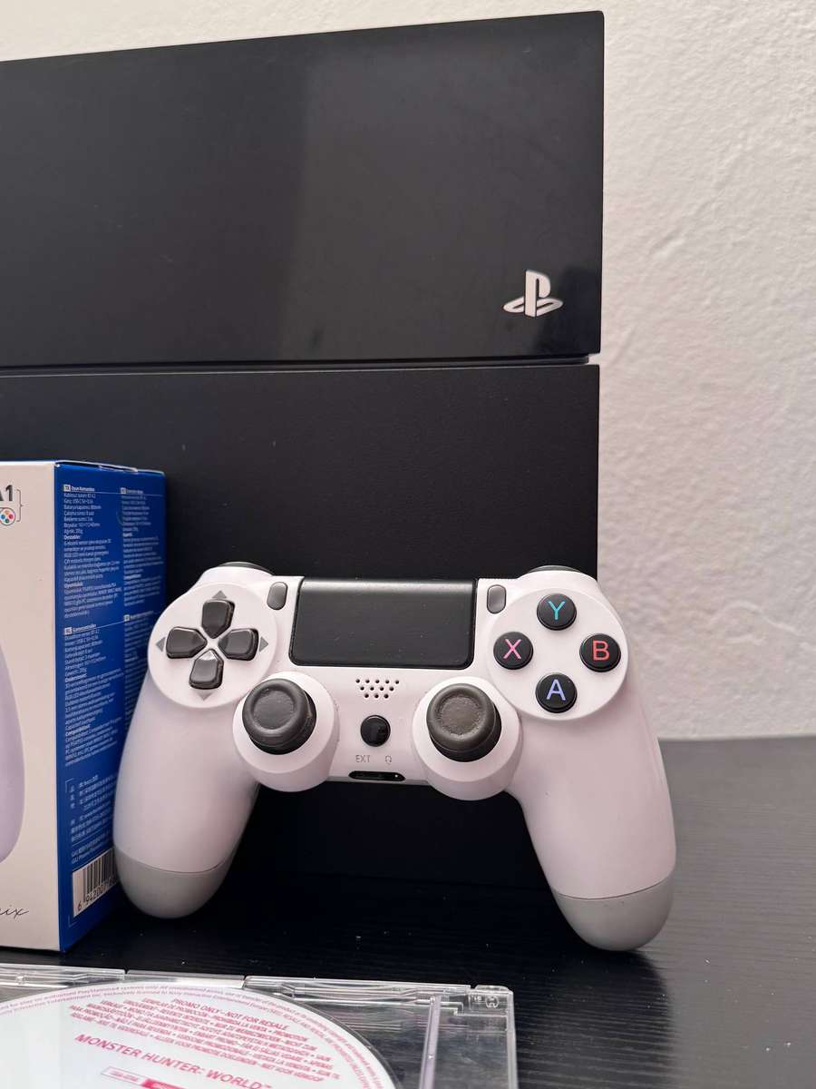 Sony PlayStation 4 500GB - Black - 2 Controllers & Resident Evil / Monster Hunter World