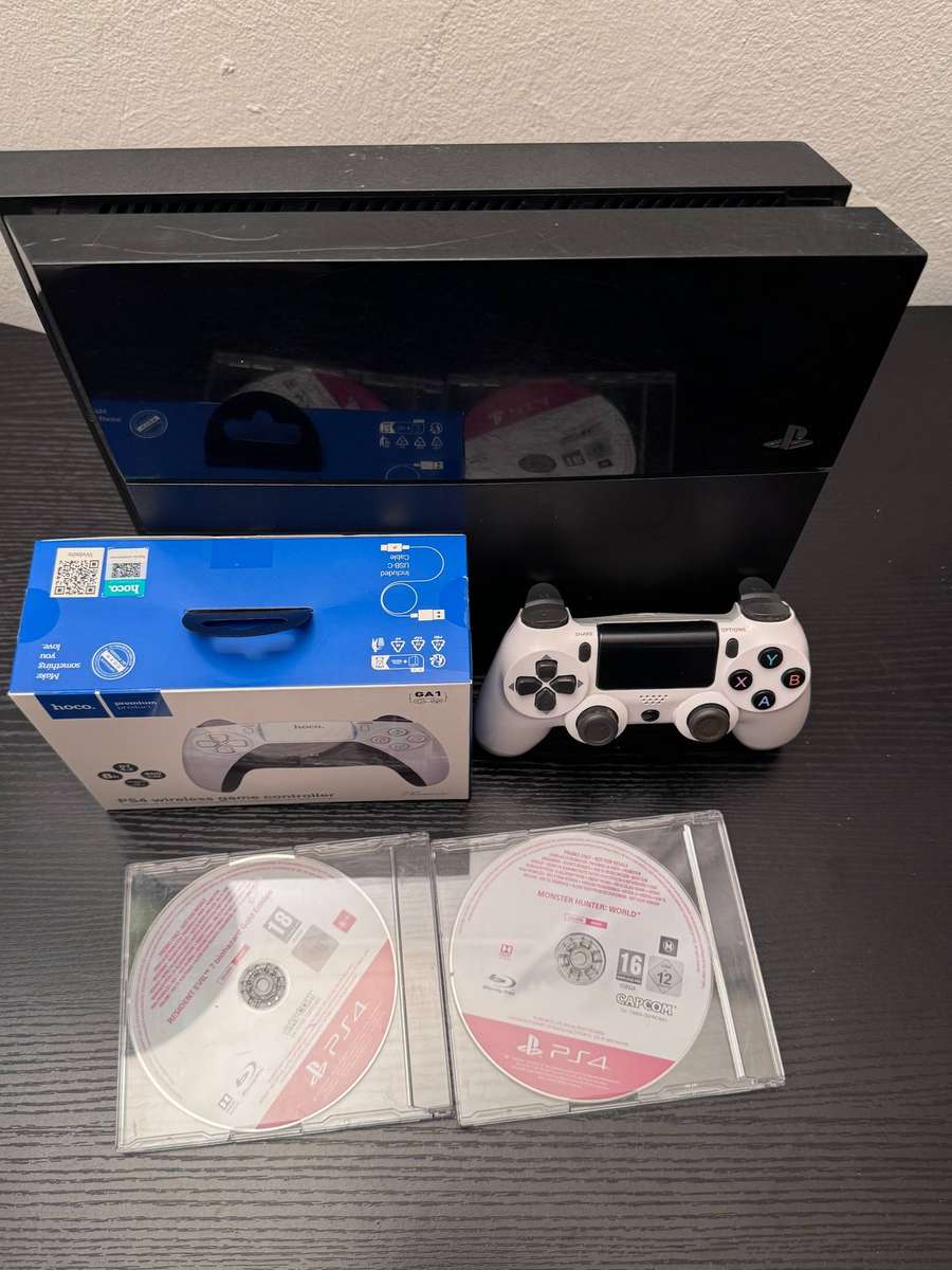 Sony PlayStation 4 500GB - Black - 2 Controllers & Resident Evil / Monster Hunter World