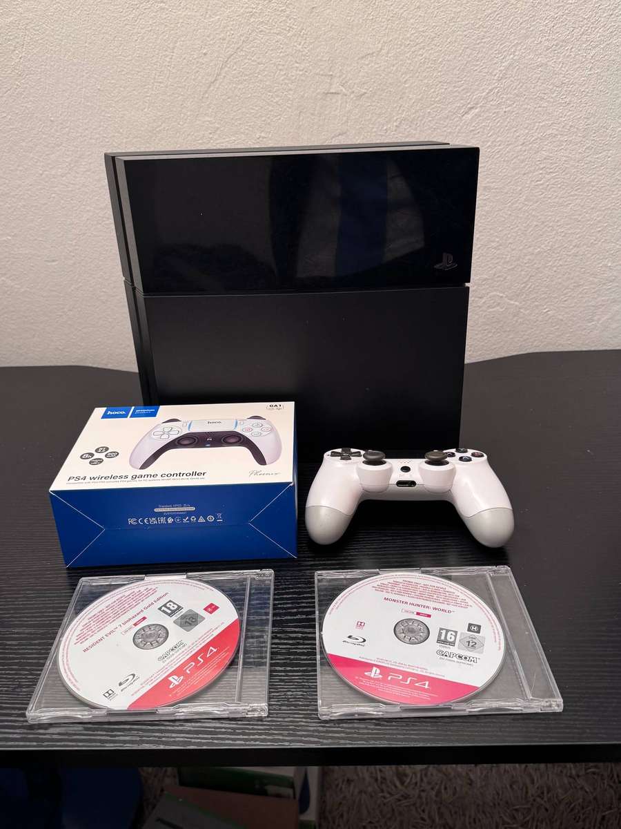 Sony PlayStation 4 500GB - Black - 2 Controllers & Resident Evil / Monster Hunter World