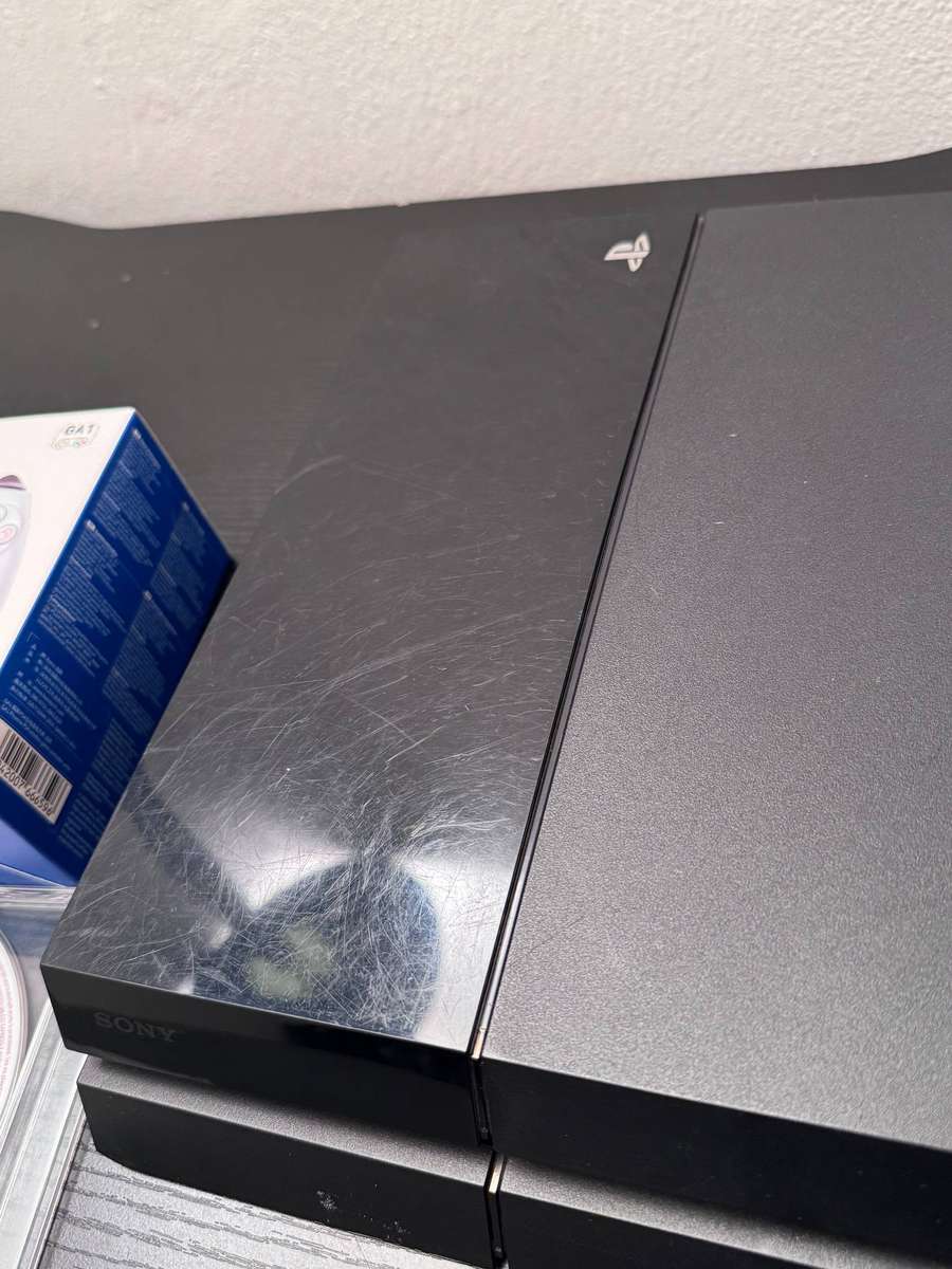 Sony PlayStation 4 500GB - Black - 2 Controllers & Resident Evil / Monster Hunter World
