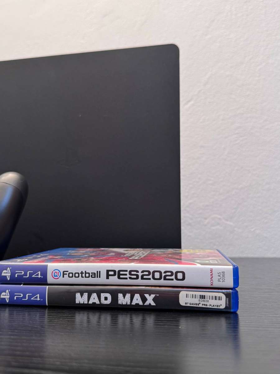 Sony PlayStation 4 Slim 500GB - Black - 2 Controllers, Dock & 2 Games