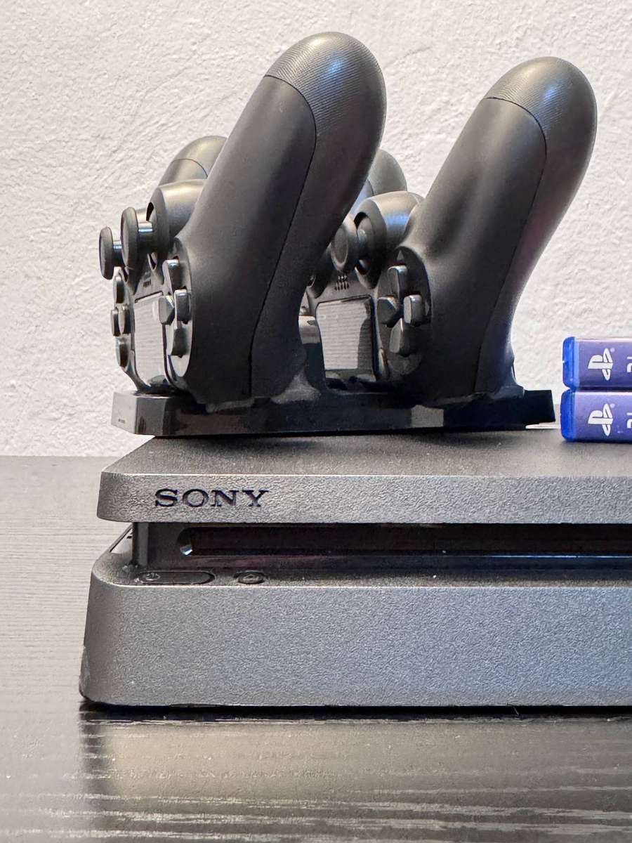 Sony PlayStation 4 Slim 500GB - Black - 2 Controllers, Dock & 2 Games