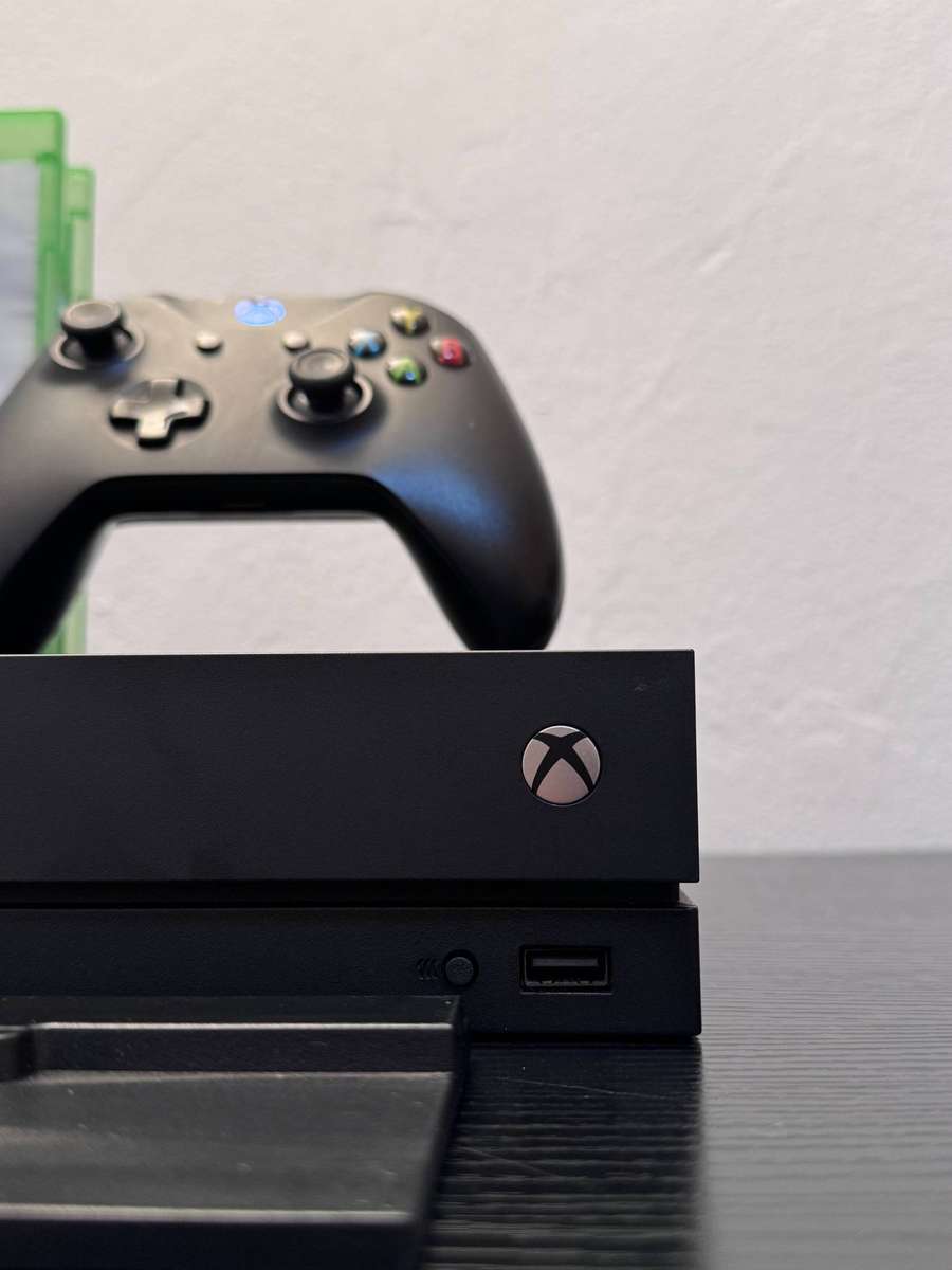 Xbox One X Console 1TB - Black - Complete Bundle