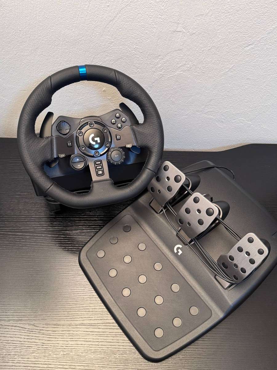 Logitech G923 TRUEFORCE Sim Racing Wheel & Pedals Set (PS5 / PS4 / PC)
