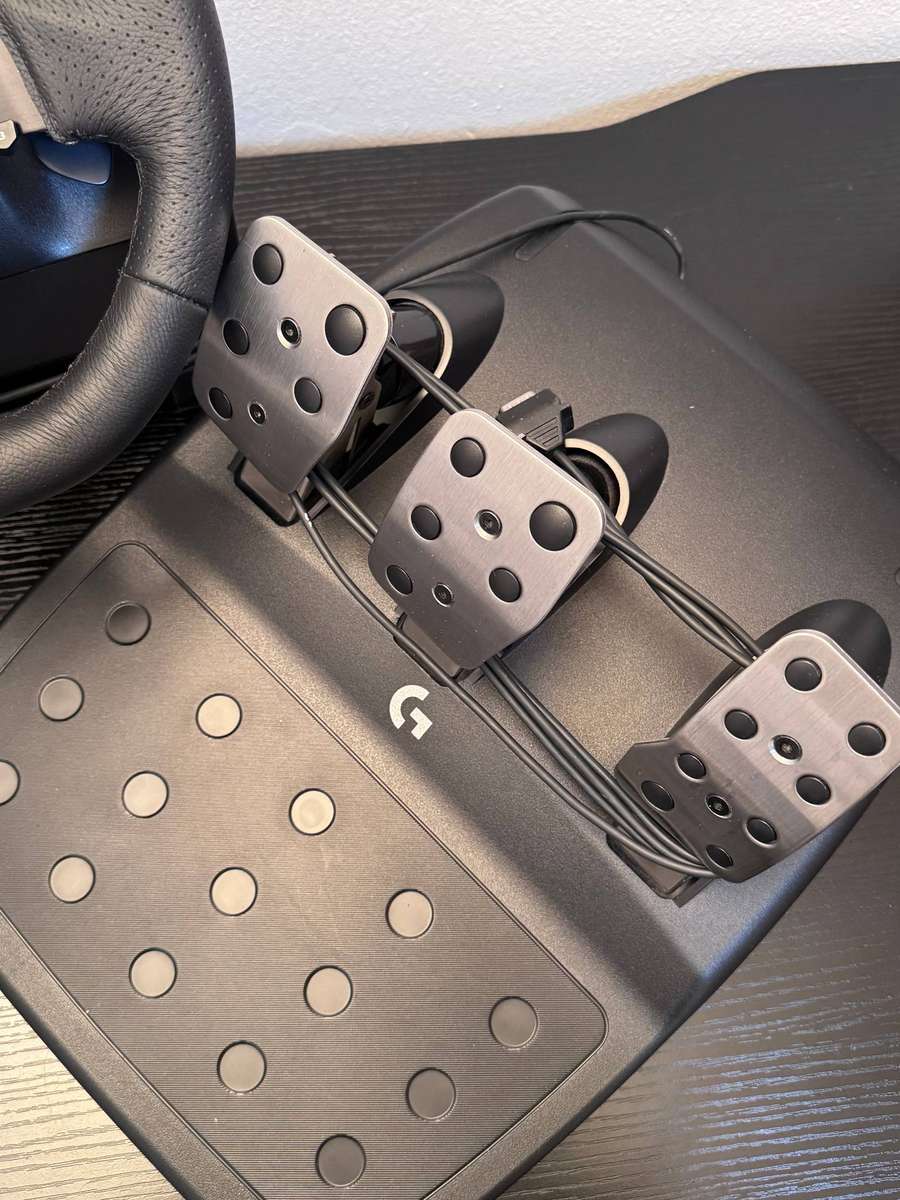 Logitech G923 TRUEFORCE Sim Racing Wheel & Pedals Set (PS5 / PS4 / PC)