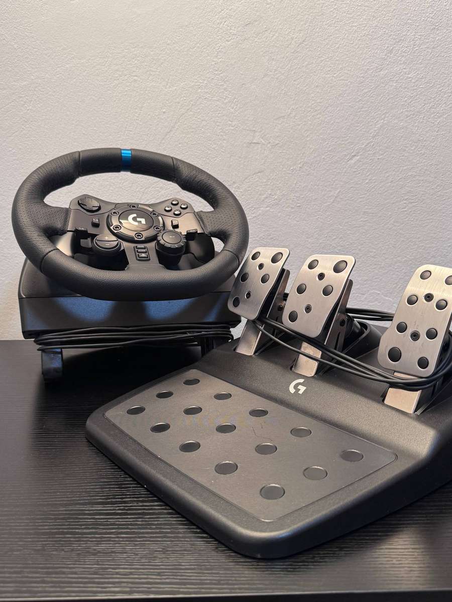 Logitech G923 TRUEFORCE Sim Racing Wheel & Pedals Set (PS5 / PS4 / PC)