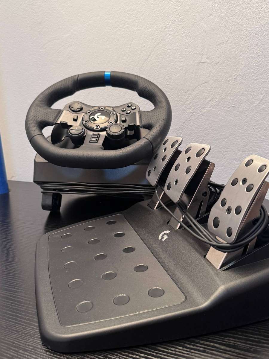 Logitech G923 TRUEFORCE Sim Racing Wheel & Pedals Set (PS5 / PS4 / PC)