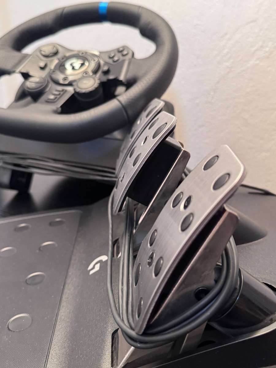 Logitech G923 TRUEFORCE Sim Racing Wheel & Pedals Set (PS5 / PS4 / PC)