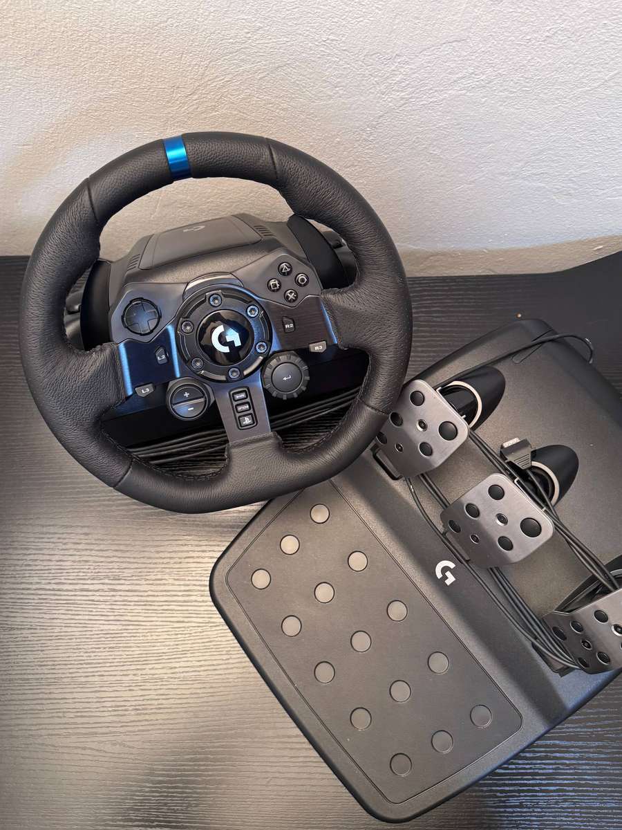 Logitech G923 TRUEFORCE Sim Racing Wheel & Pedals Set (PS5 / PS4 / PC)