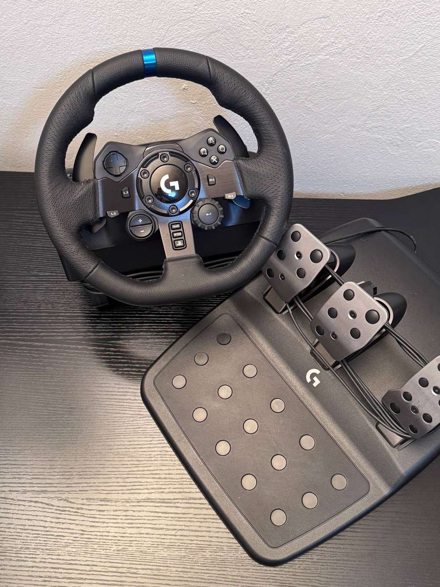 Logitech G923 TRUEFORCE Sim Racing Wheel & Pedals Set (PS5 / PS4 / PC)