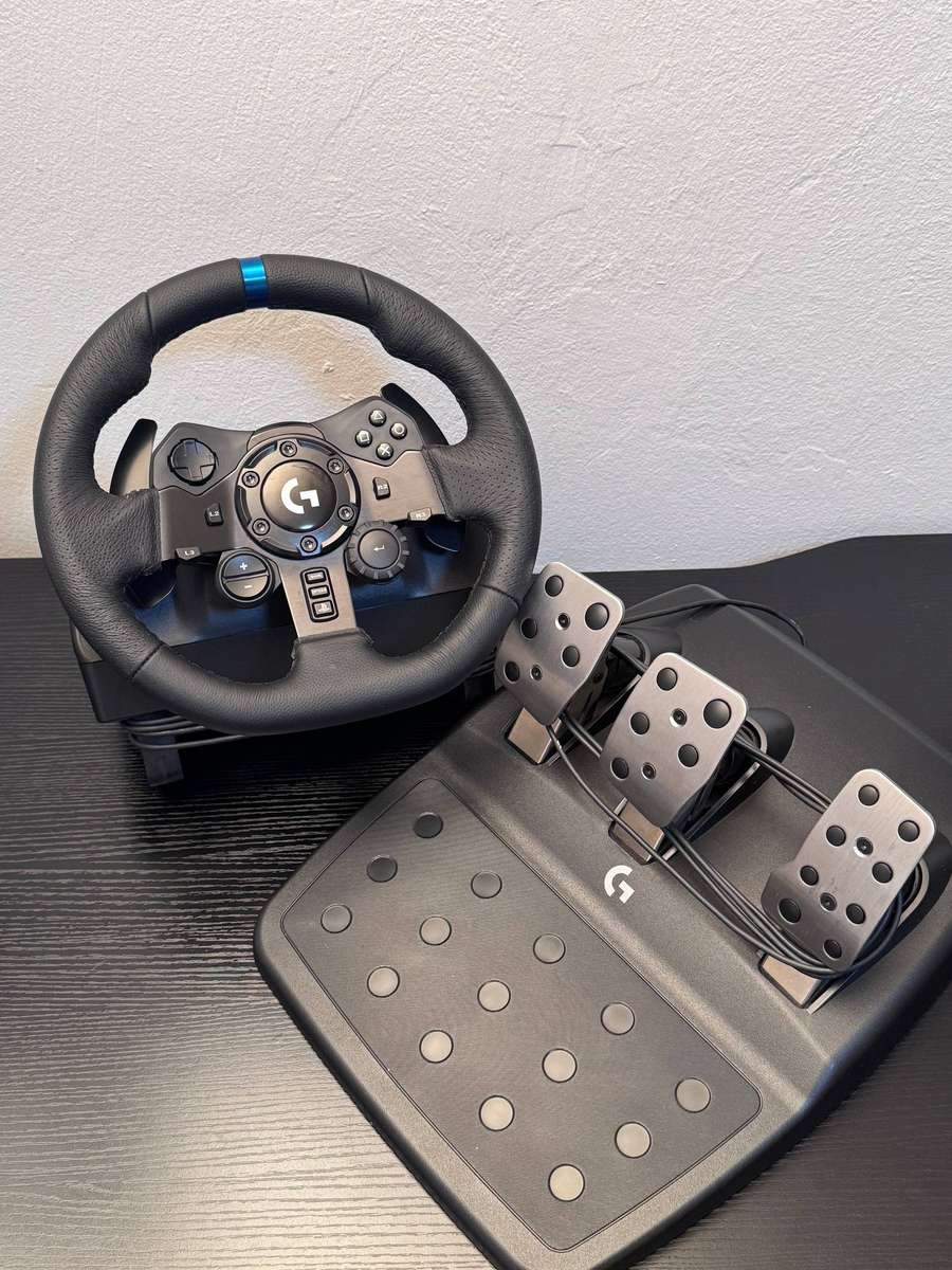 Logitech G923 TRUEFORCE Sim Racing Wheel & Pedals Set (PS5 / PS4 / PC)