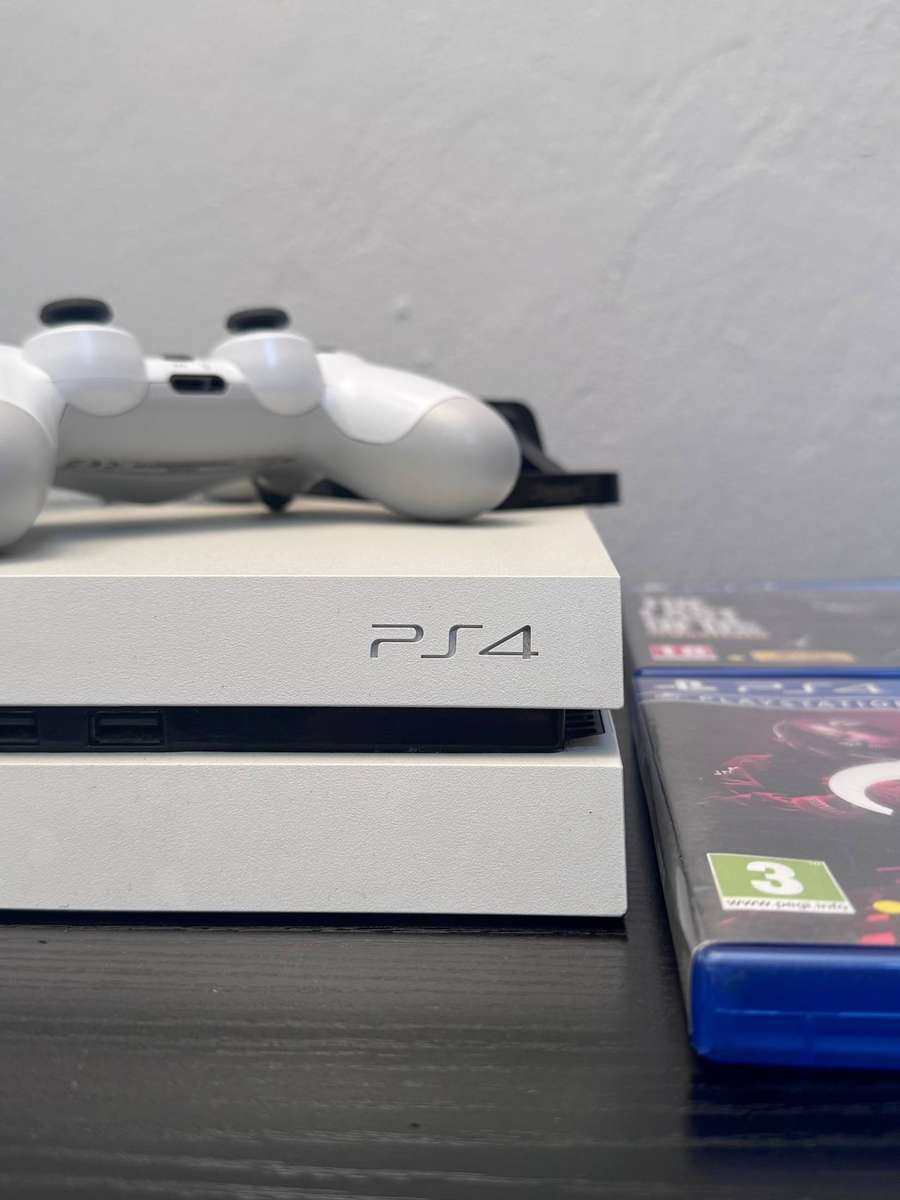 PlayStation 4 500GB Limited Edition Glacier White Bundle - 2x Controllers, Charging Dock