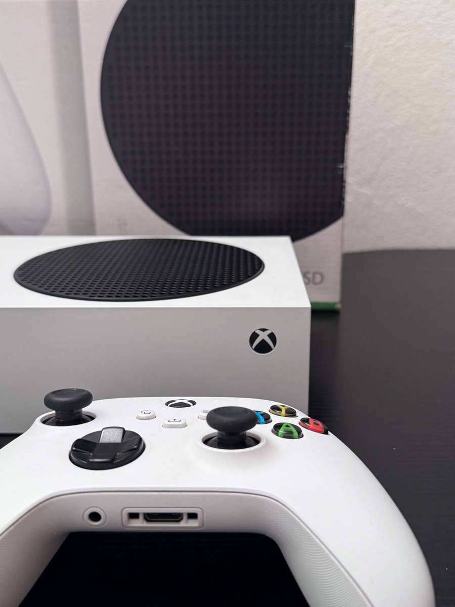 Xbox Series S 512GB Console Boxed Bundle + 2 Wireless Controllers