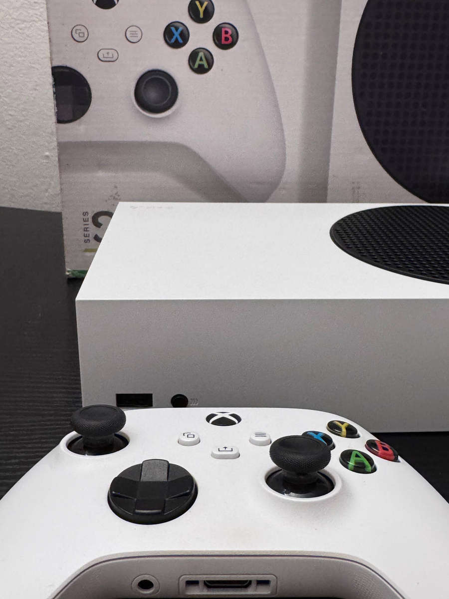 Xbox Series S 512GB Console Boxed Bundle + 2 Wireless Controllers