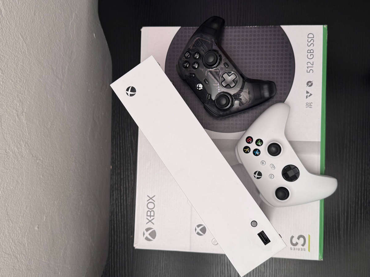 Xbox Series S 512GB Boxed + Series S/X Controller + GameSir Controller