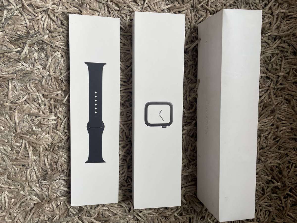 Apple Watch Series 4 (GPS) 40mm - CRACKED SCREEN - With Box