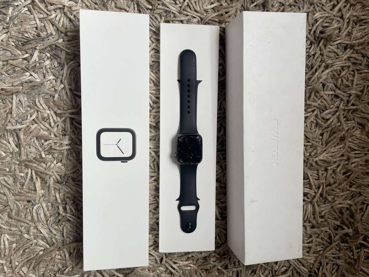 Apple Watch Series 4 (GPS) 40mm - CRACKED SCREEN - With Box