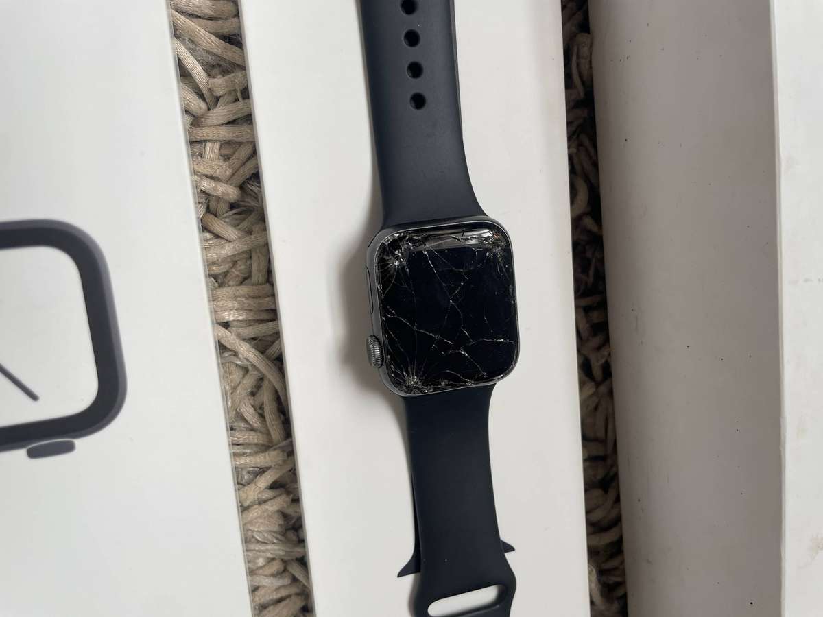 Apple Watch Series 4 (GPS) 40mm - CRACKED SCREEN - With Box
