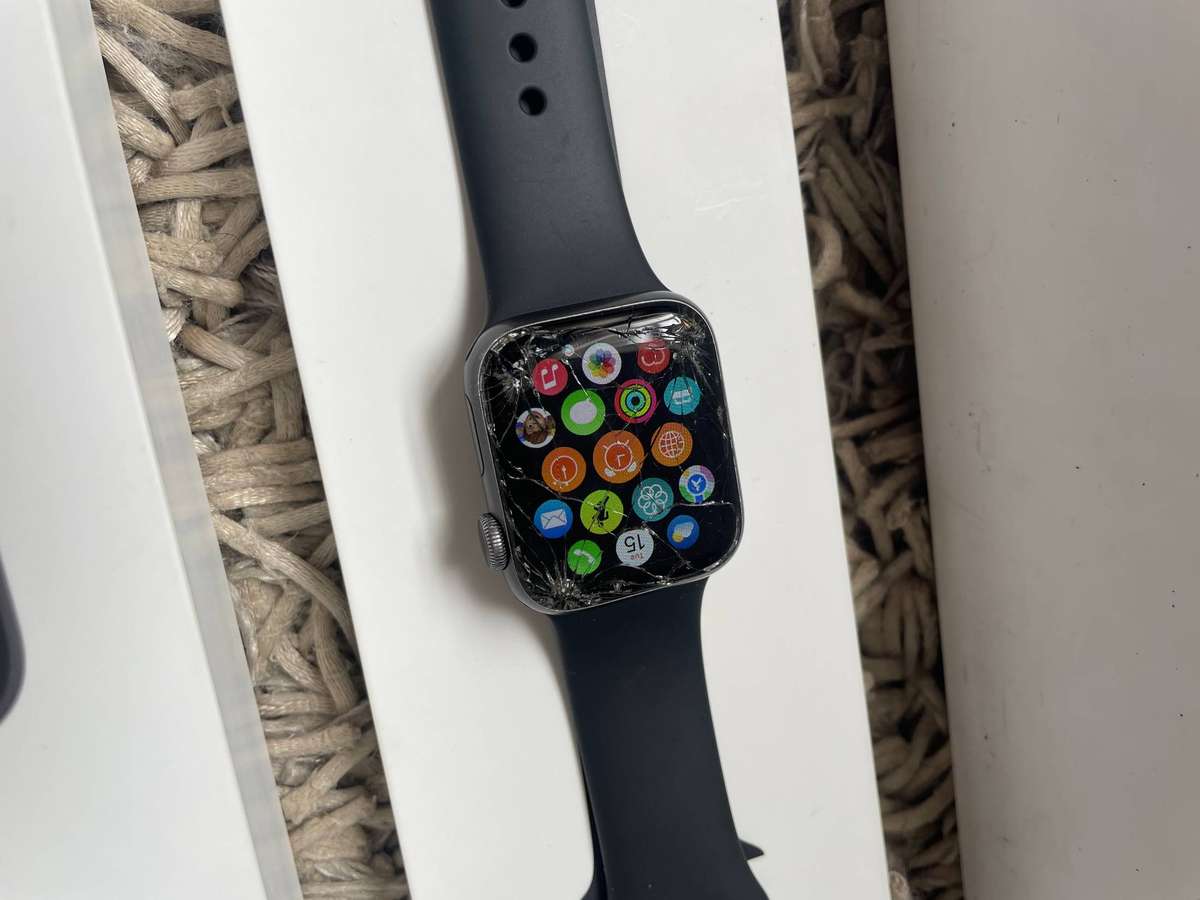 Apple Watch Series 4 (GPS) 40mm - CRACKED SCREEN - With Box