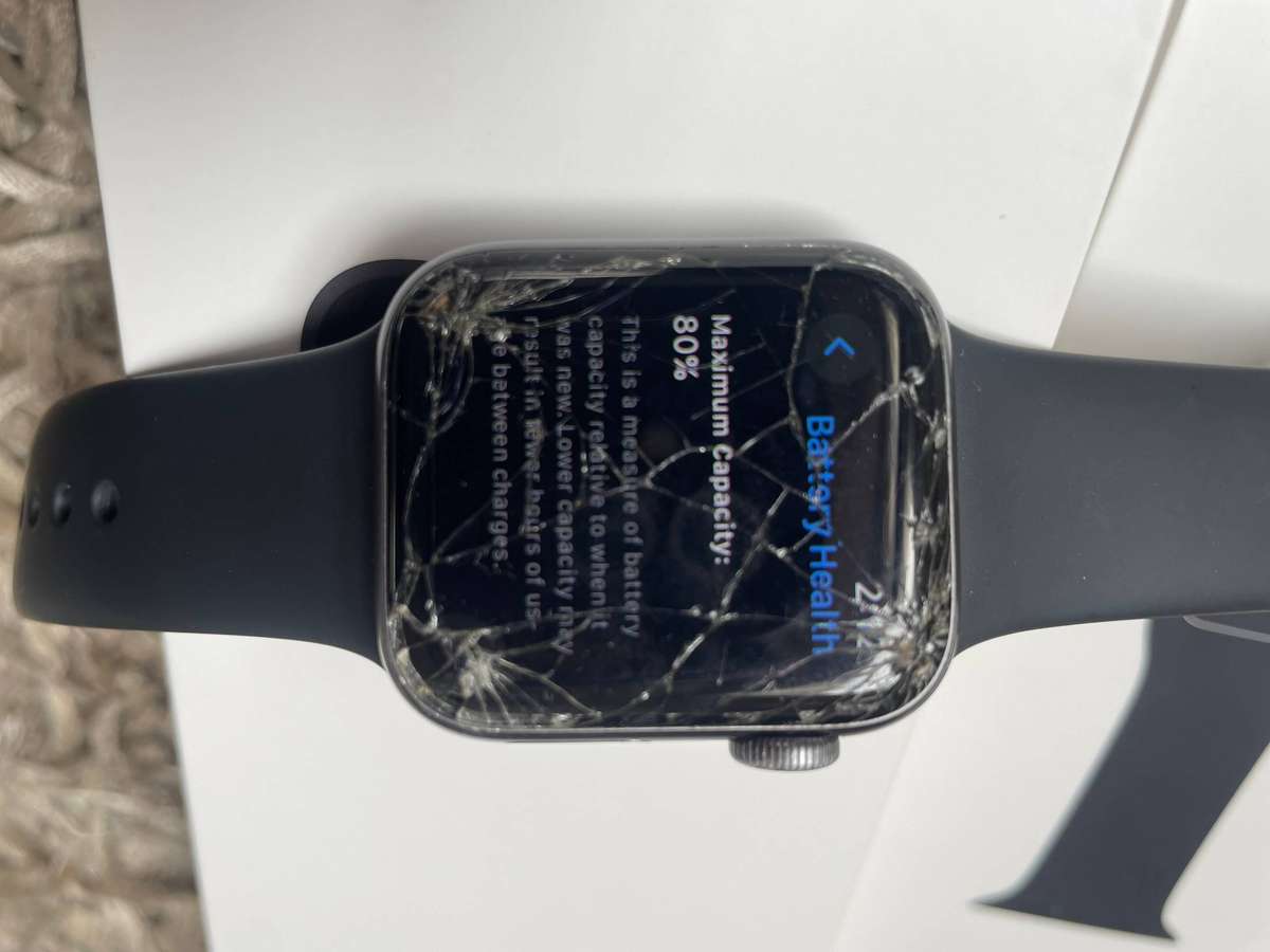 Apple Watch Series 4 (GPS) 40mm - CRACKED SCREEN - With Box