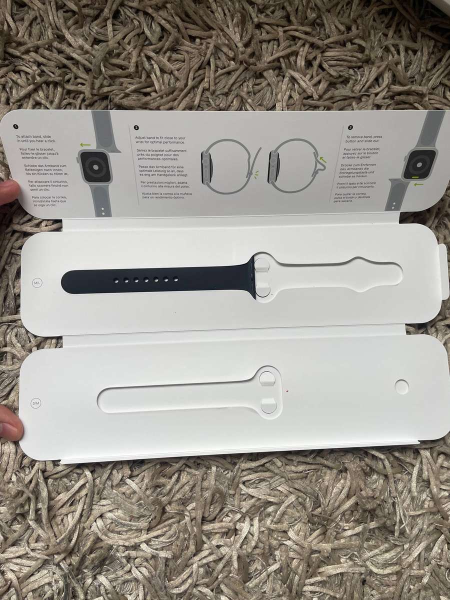 Apple Watch Series 4 (GPS) 40mm - CRACKED SCREEN - With Box